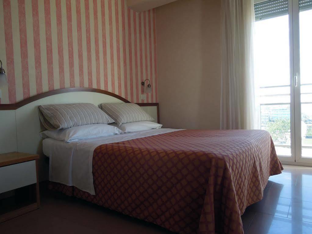 Hotel Mondial เบลลาเรีย-อีเจอา มารีนา ภายนอก รูปภาพ